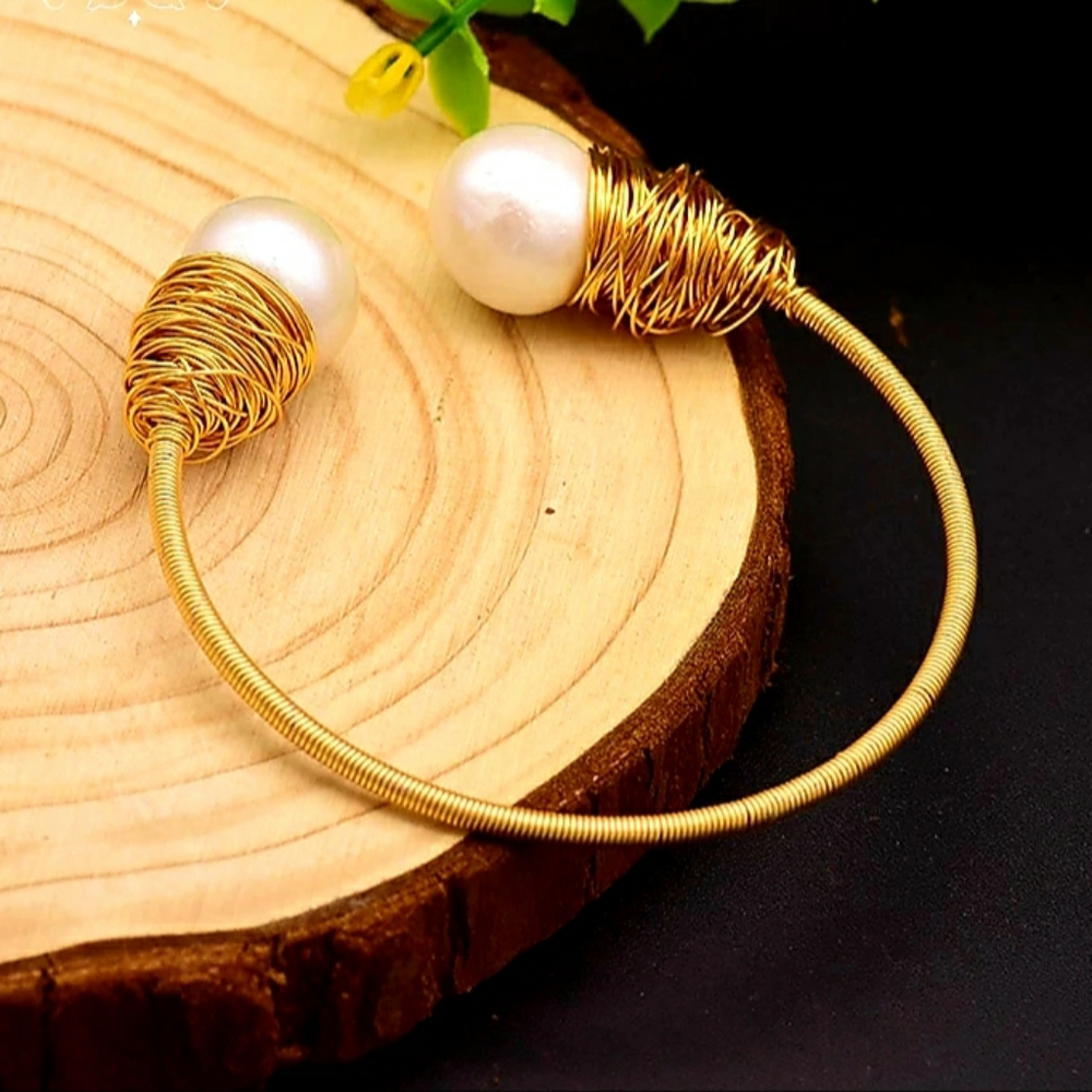 Woman's Pearls cuff Bracelets
